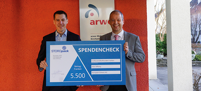 Zwei Männer halten einen Spendencheck über 5.500 Euro