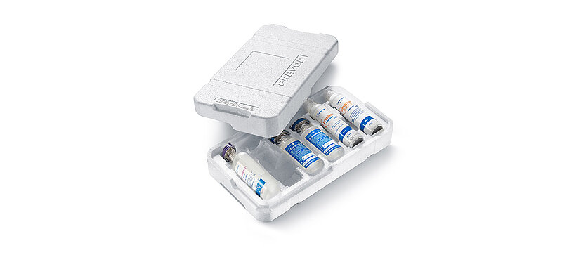 Medizinische Produkte in einer weißen maßgeschneiderten Schutzverpackung aus recyceltem EPS