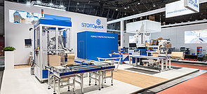 
		Ein Messestand von Storopack mit vier blauen Vitrinen