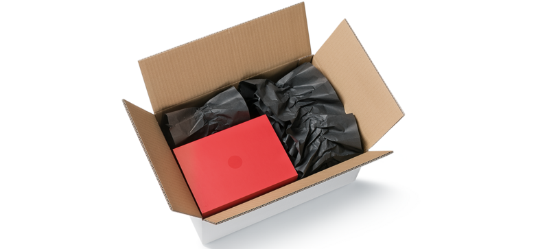 Ein Karton mit einer roten Box und schwarzen Papierpolstern