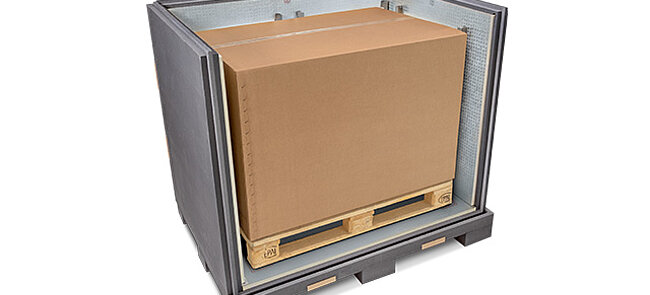 Ein grauer Isoliercontainer mit einem Innenkarton auf einer Palette und Kühlelementen