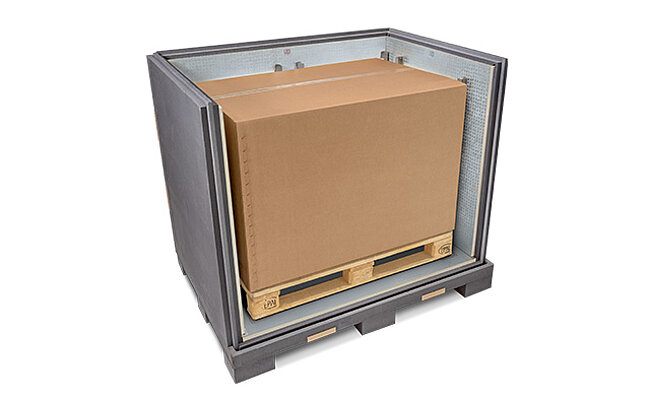 Ein grauer Isoliercontainer mit einem Innenkarton auf einer Palette und Kühlelementen