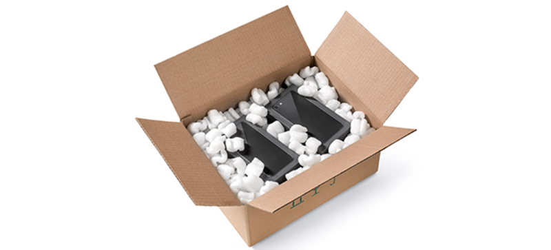 Ein Karton mit Porzellanvasen und S-förmigen Bio-Verpackungschips