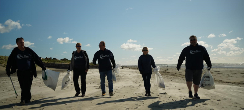 Eine Gruppe Storopack Mitarbeiter bei einem Clean Up am Strand