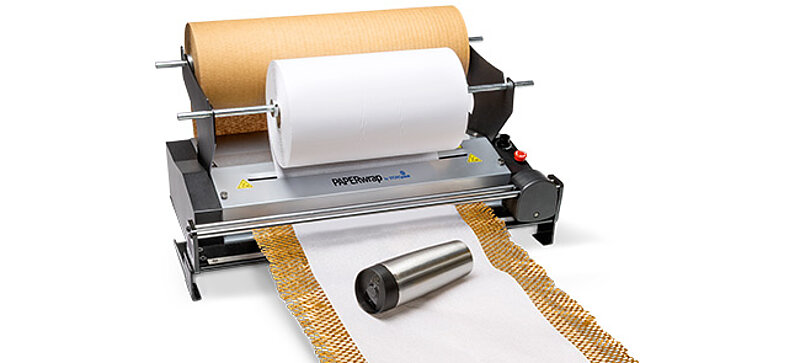 
		Eine Papiermaschine gibt braunes und weißes Papier zum Verpacken aus