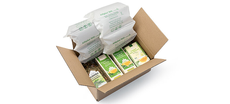 Ein Karton mit Tee-Packungen und Bio Luftpolstern