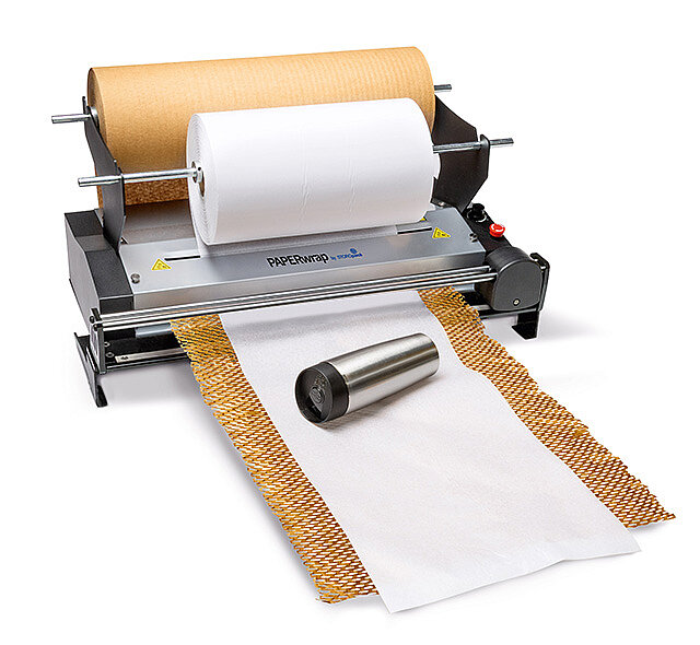 
			Eine Papiermaschine gibt braunes und weißes Papier zum Verpacken aus