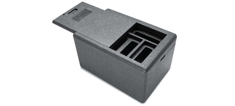 Eine schwarze Isolierbox mit einer Zwischenablage für Kühlakkus und Deckel zum Einschieben