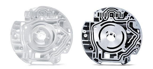 
			Ein weißes technisches Formteile als Gießtraube für Lost-Foam-Verfahren und ein Gussteil aus Metall