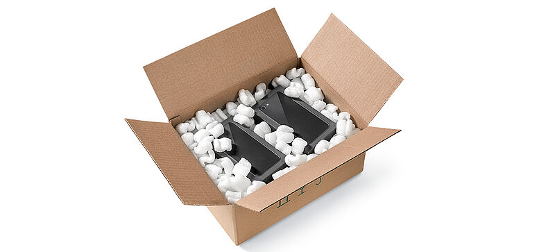 Ein Karton mit Smartphones und S-förmigen Bio-Verpackungschips